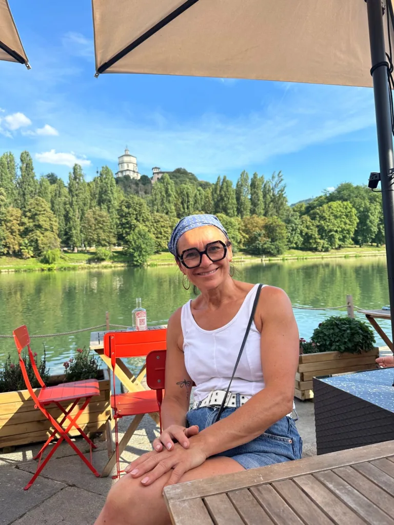 Véro, fleuriste et brodeuse de La petite Merlet, au bord d’un lac
