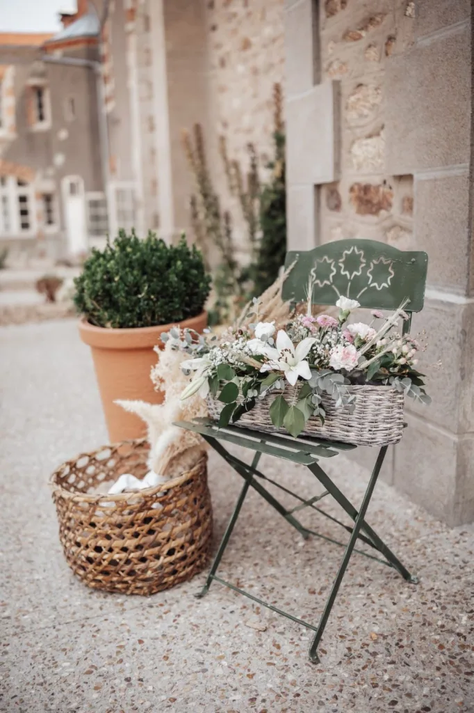 Décoration de mariage avec chaise de jardin, panier en osier et fleurs séchées