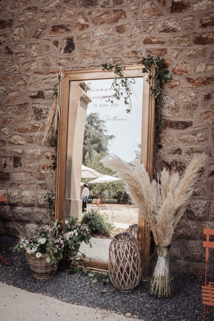 Grand miroir et bouquets de pampas pour l’accueil des invités d’un mariage