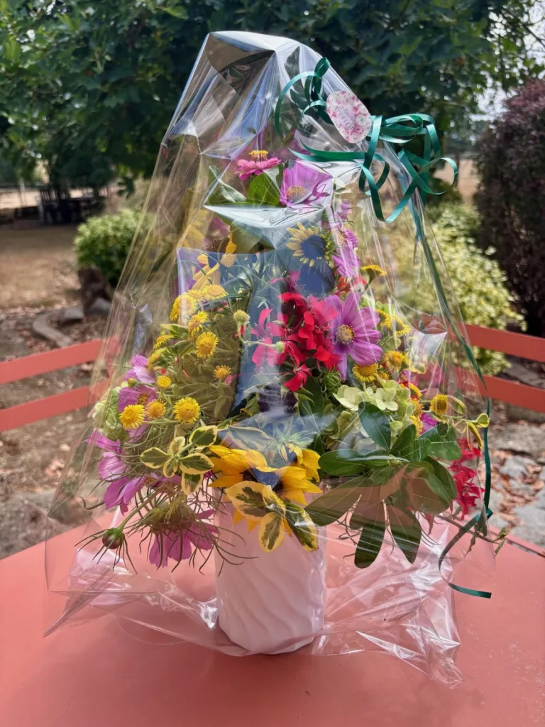 Bouquet de fleurs colorées emballé dans un papier transparent, prêt à offrir