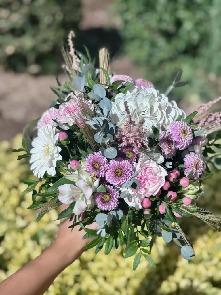 Bouquet champêtre de fleurs roses et blanches avec hortensia et eucalyptus