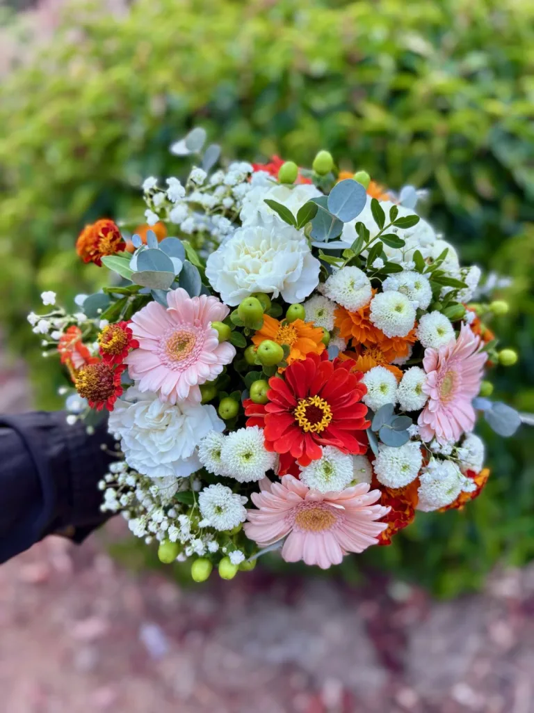 Bouquet coloré de gerberas, roses blanches et gypsophile