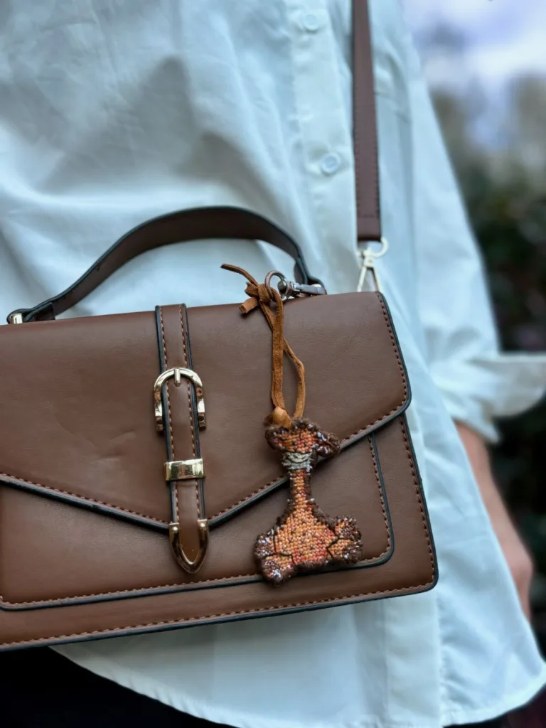 Sac en cuir marron orné d’un bijou de sac girafe fait main