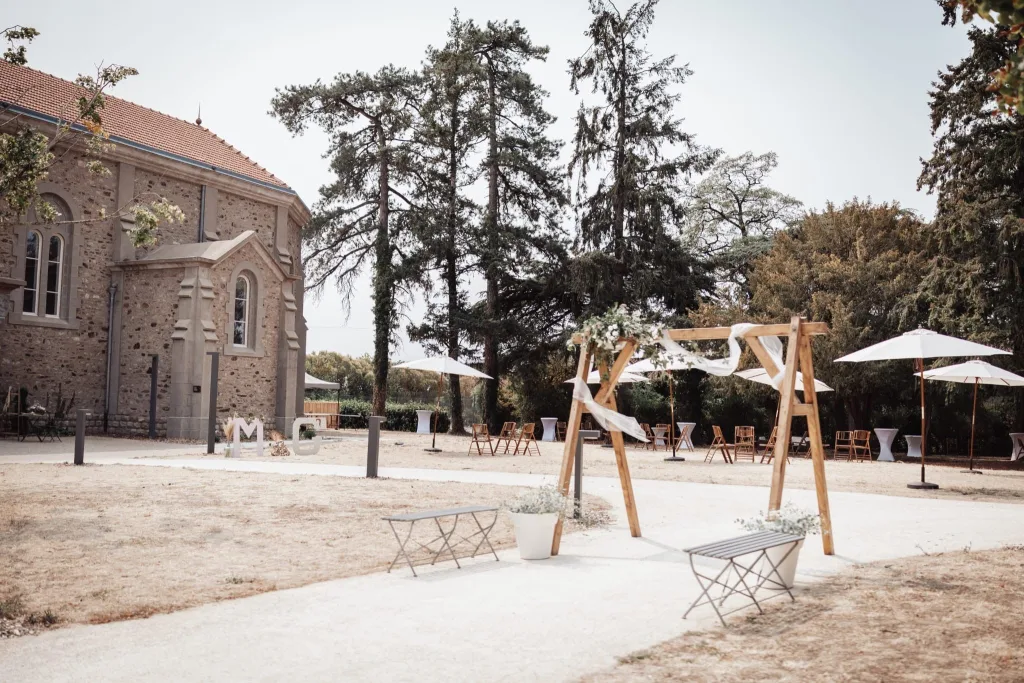 Lieu de réception d’un mariage en plein air, entre de grands arbres