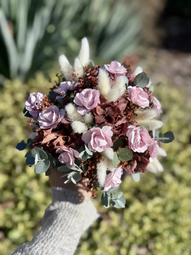 Bouquet de fleurs séchées rose poudré, bordeaux et crème, avec eucalyptus.